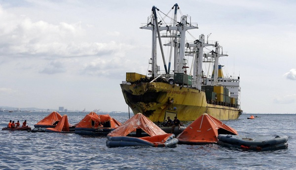 Coliziune între un cargo și un port-container la Hong Kong - 11 marinari dispăruți - coliziune1387208025-1399279149.jpg