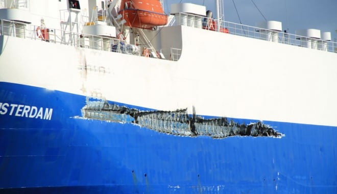 Coliziune între un car carrier și un portcontainer - coliziuneuncarcarrier-1493133332.jpg