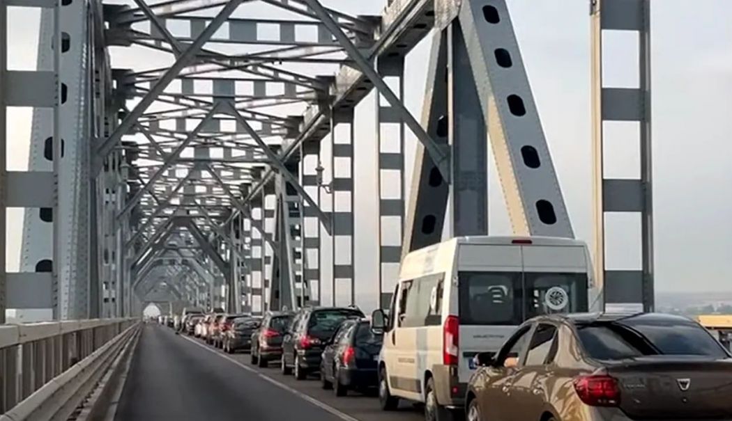 Înarmați-vă cu răbdare! Coloană de mașini de 4 km pe sensul de ieşire din România spre Bulgaria, pe Podul Prieteniei - coloana-de-masini-1746099523.jpg