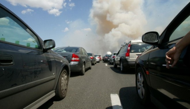 Microbuz ÎN FLĂCĂRI pe AUTOSTRADA SOARELUI - coloanemasini26759500-1376731157.jpg