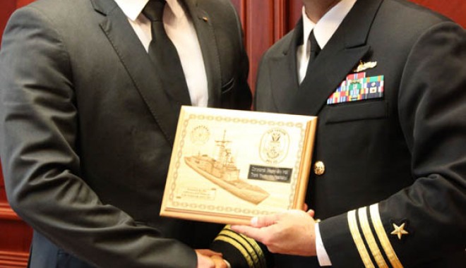 Comandantul navei USS Taylor, în vizită la prefectul Radu Volcinschi - comandorulmorrismurzvizitacomand-1398705511.jpg