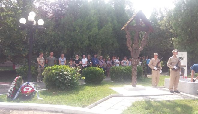 Galerie foto / Militarii căzuți la datorie în accidental aviatic de la Tuzla, comemorați de colegi și părinți - comemorare1-1530780541.jpg