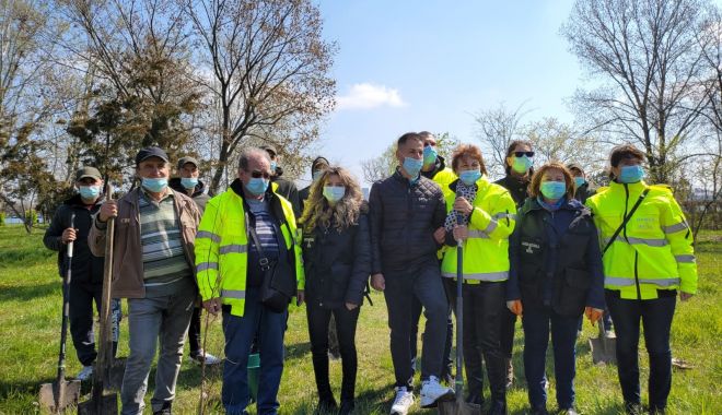 Comisarii de la Garda de Mediu Constanţa au plantat copaci în Parcul Tăbăcărie - comisariidemediu1-1618594025.jpg
