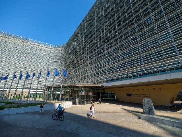 Comisia Europeană avertizează România că nu a respectat ținta de deficit