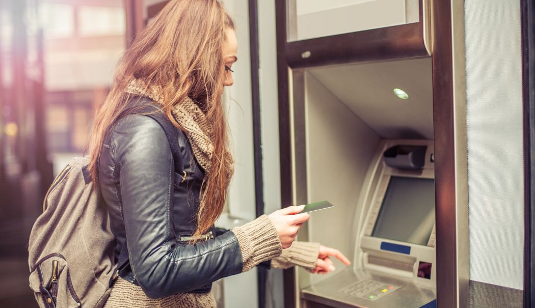 Băncile au reintrodus comisionare la retragerea banilor cash din bancomatele proprii - comisioane-banci-1742113673.jpg