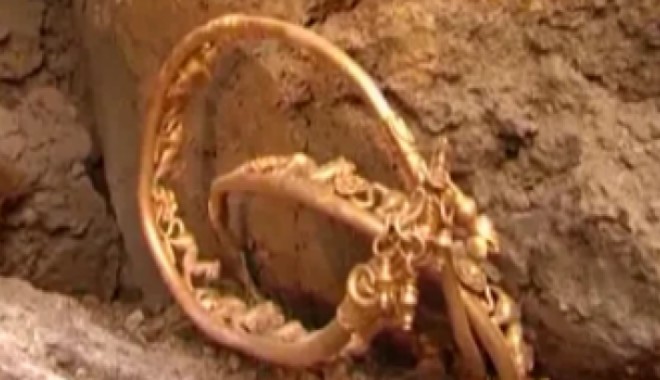 O comoară tracică, de o valoare inestimabilă, a fost descoperită de arheologi - comoara-1352456076.jpg
