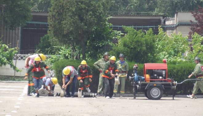 Pompierii voluntari s-au întrecut, ieri, la Constanța - competitiepompieri1-1307652709.jpg
