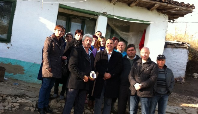 Marian Vasiliev și Răzvan Condurățeanu, în mijlocul locuitorilor din Lipnița - comunalipnitasatcoslugeacandidat-1353068938.jpg