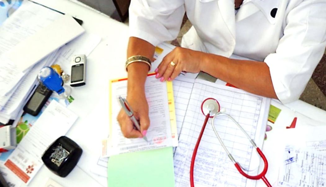 Doctoriță condamnată la închisoare, după ce a luat mită pentru zeci de concedii medicale