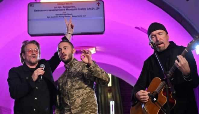 Formația U2, apariție inedită. Mini-concert în metroul din Kiev