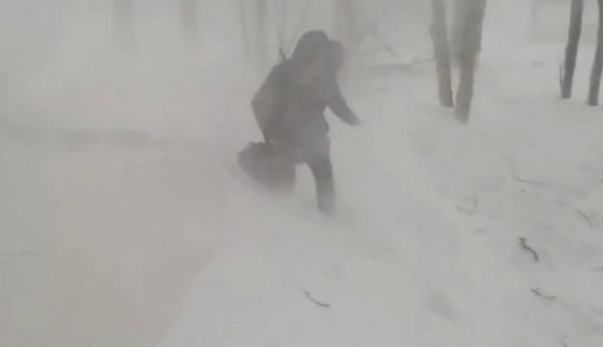 O bătrână care ieșise pe balcon să fumeze, luată pe sus de vânt. A căzut pe un morman de zăpadă - conditiimeteoextremeinrusia-1514406161.jpg