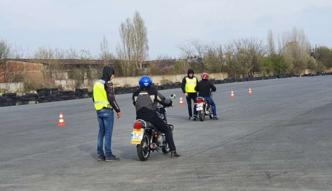 Şoferii cu permis categoria B vor putea conduce și anumite tipuri de motociclete. CCR a respins sesizarea lui Klaus Iohannis