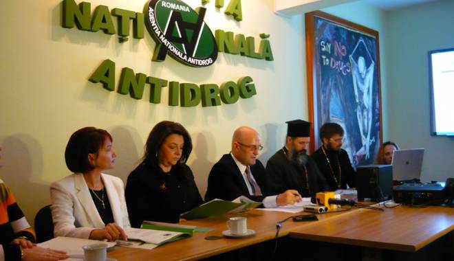 Alarmant: copiii se droghează de la vârste din ce în ce mai fragede - conferintaantidrog1-1415986486.jpg