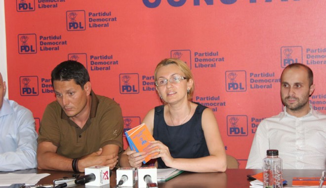 Chiru o dă pe Stavrositu afară pe ușă, ea intră cu statutul în mână pe geam - conferintapdlorganizatiamunicipa-1340305615.jpg