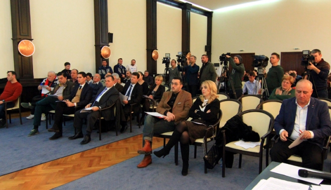 Consilierii locali se reunesc în parcarea supraetajată din Mamaia. Vor stabili programul teraselor - consilieriilocalisereunescinsedi-1461171587.jpg