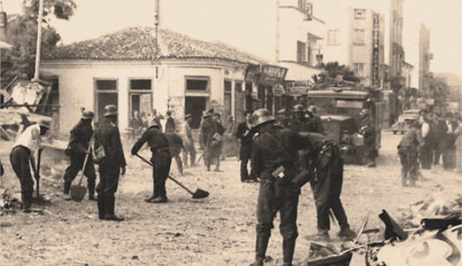 Constanța, 1941. Zona peninsulară în timpul bombardamentului rusesc - Imagini de colecție - constantabombardament5-1406111047.jpg