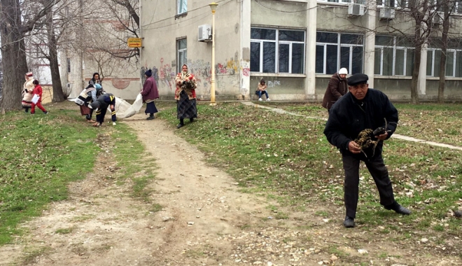Beneficiarii de ajutor social, scoși la curățenie de Primăria Constanța - constantacuratenievenitminim-1489598952.jpg