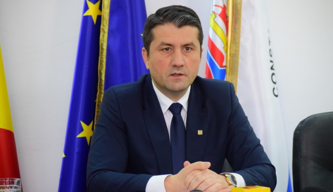 Decebal Făgădău, cu ochii pe angajații Primăriei. 
