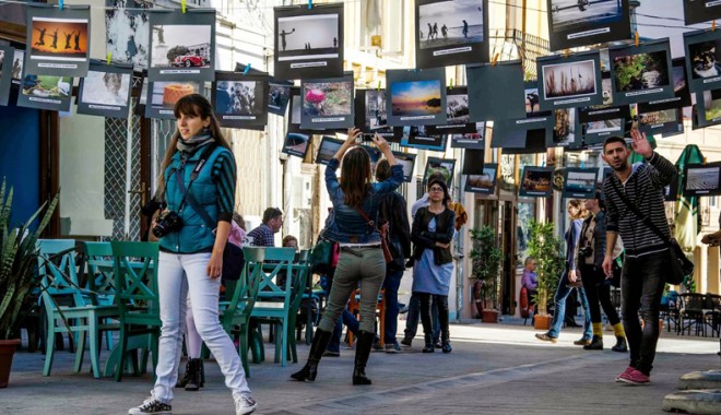 Constanța, fotografiată, a ieșit în stradă - constantafotografiata1-1413135043.jpg