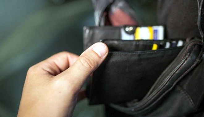 Arestat după ce i-a furat portofelul unui pasager din microbuz - constanteanarestat-1499273620.jpg