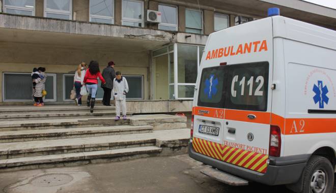 Constănțeancă rănită:  i-a căzut în cap adeziv  de la un bloc în reparații - constanteancaranita-1415641002.jpg