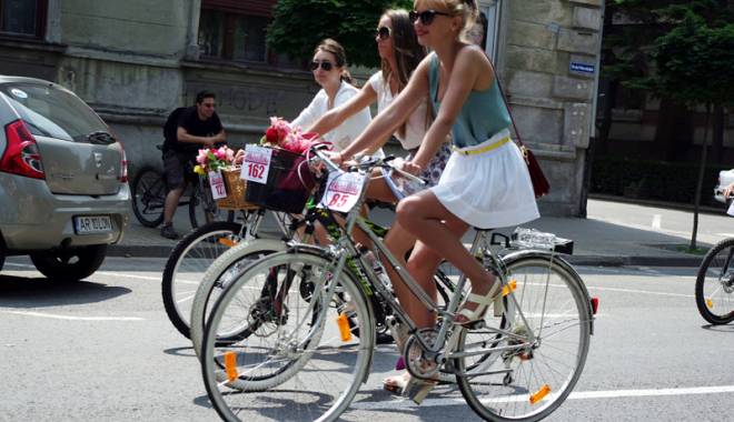 Constănțencele, invitate la defilarea pe biciclete - constantencele-1434550297.jpg