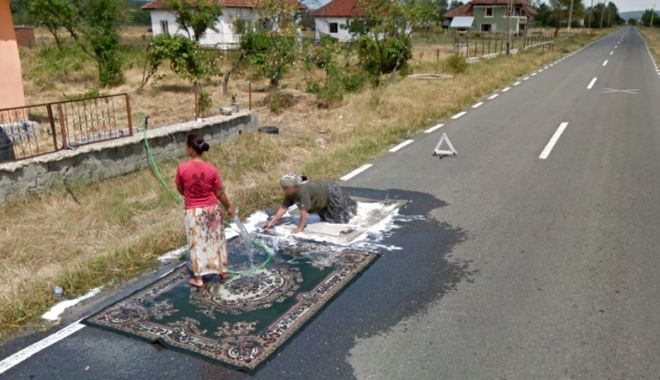 Constănțeni amendați pentru că spălau covoare pe stradă - constanteni-1524760767.jpg