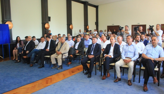 Consilierii județeni strâng rândurile. Țuțuianu i-a convocat în ședință - constituireconsiliuljudetean2016-1474908264.jpg
