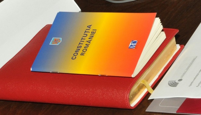 Comisia de revizuire așteaptă până pe 30 aprilie amendamente la proiectul noii Constituții - constitutie75121000-1397044272.jpg