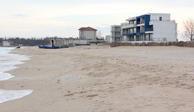 Furtună pe mare. Vilele de la Eforie, inundate (VIDEO) - constructiiplajaazur34-1328704491.jpg