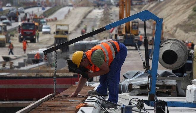 Peste 300 de locuri de muncă vacante în Spaţiul Economic European - constructiisantierinfrastructura-1637155871.jpg
