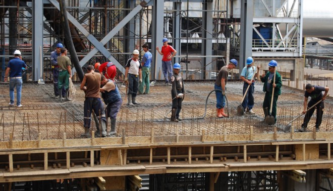 S-au pierdut 42.770 de autorizații de construire, din cauza crizei - constructori-1312126421.jpg