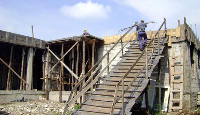 Economia merge pe cioburi de sticlă - constructori-1312228712.jpg