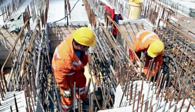 Volumul lucrărilor de construcții a scăzut cu 2,8% față de anul trecut - constructori-1381254544.jpg