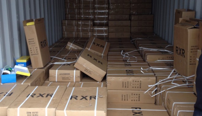 Mii de coifuri și trompete, oprite la Agigea - container-1390292601.jpg