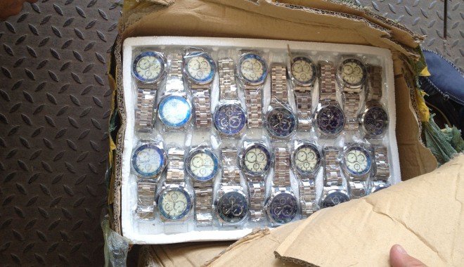 Mii de ceasuri ascunse într-un container prin metoda 