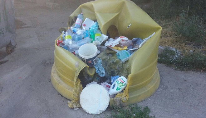 Tomberoanele de gunoi, vandalizate  de căutătorii de pet-uri - containerevandalizate2-1501515298.jpg