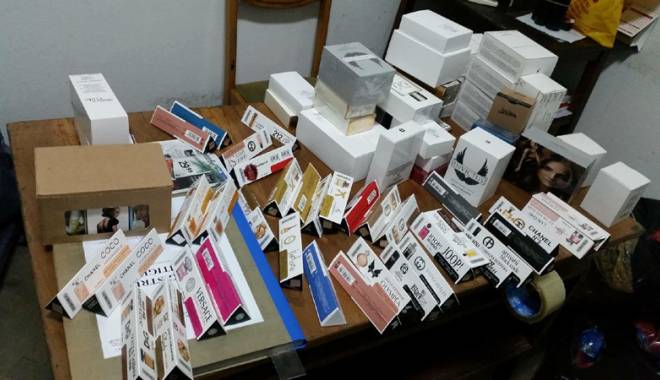 Parfumuri contrafăcute  și țigări de contrabandă descoperite de polițiști - contrabanda1-1454520209.jpg