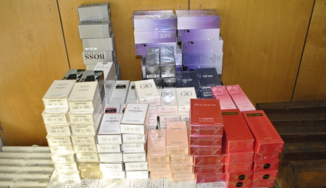 Mii de parfumuri contrafăcute, confiscate în Portul Constanța Sud Agigea - contrabandacuparfumuri1326798136-1482919273.jpg
