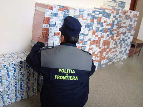Sute de pachete de țigări, confiscate de polițiștii de frontieră - contrabandatigari02-1380065232.jpg