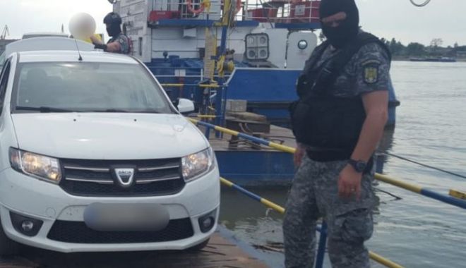 Contrabandiști de țigări, prinși de polițiștii de frontieră. Ascundeau pachetele într-un perete fals - contrabandistidetigaribun-1560372359.jpg