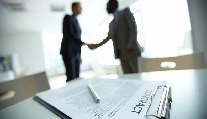 Constănțean reținut după ce a încercat să încheie un contract cu acte false - contract-1482237735.jpg
