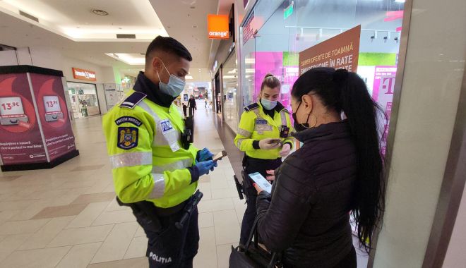 Controale în mall-uri. Poliţiştii verifică certificatele verzi - controaleinmall-1635247308.jpg