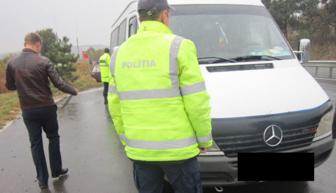 Taxiurile și microbuzele de transport călători, verificate de polițiști - controalemicrobuze1-1513860402.jpg