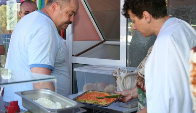 Nouă echipe de inspectori sanitar-veterinari verifică restaurantele și autoservirile de pe litoral - controaleopc11434727020-1435577711.jpg