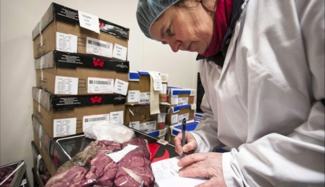 Carne expirată de DOI ANI, găsită la cămine de bătrâni - controlcarne38572200-1405967289.jpg