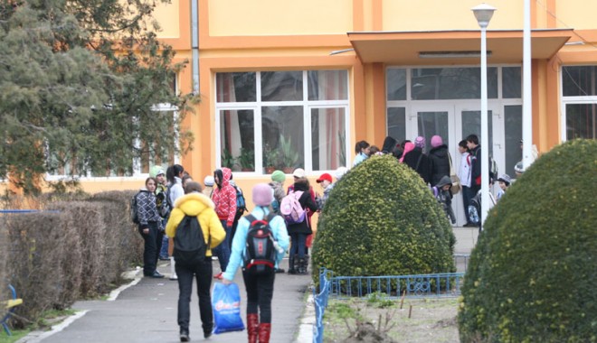 Aproape  1.000 de copii  s-au întors la școală bolnavi! - controlepidemiologicscoli-1381064792.jpg