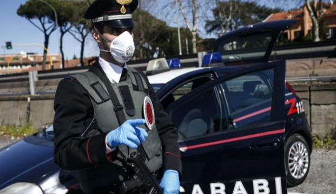 Român din Italia, cercetat penal după ce a sărit să bată un polițist. Care este motivul - controllicarabiniericoronaviruss-1597481226.jpg