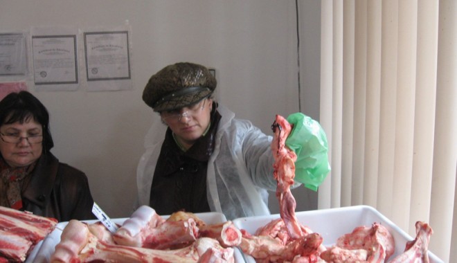 Peste o tonă de carne de porc, ascunsă într-o carmangerie ilegală din zona Gării Constanța - controlopccarne27-1363361671.jpg