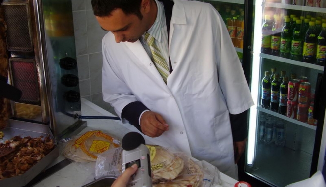 Supermarketurile din Constanța, verificate de inspectorii sanitar-veterinari. NEREGULI DIN PLIN! - controlopcmagazinesarbatori-1508757904.jpg